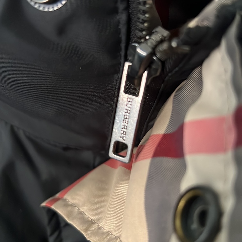 Burberry Black Vest with Beige Check Lining - Picture 6 of 13